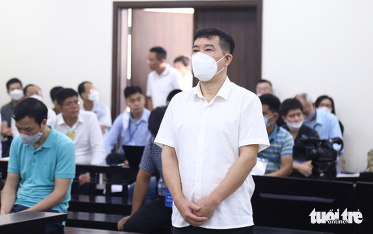 Bị cáo Phùng Anh Lê nhập phiên tòa xét xử xét xử sơ thẩm - Ảnh: DANH TRỌNG