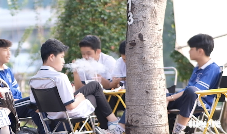Học sinh một trường THPT ở quận Bình Thạnh (TP.HCM) hút thuốc lá điện tử tại một quán trên đường Đặng Thùy Trâm - Ảnh: NGỌC PHƯỢNG