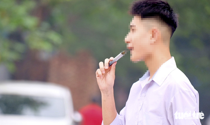 Vừa tan trường, học sinh một trường THPT ở Hà Nội lôi ngay thuốc lá điện tử ra sử dụng - Ảnh: NGUYÊN BẢO