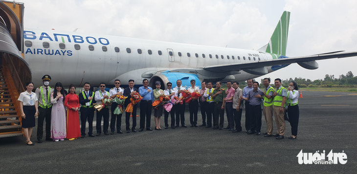 Cà Mau đón chuyến bay đầu tiên của Bamboo Airways - Ảnh 1.