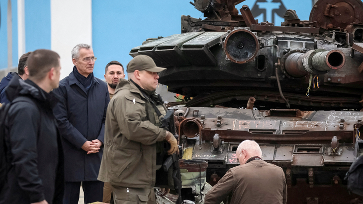 Tổng thư ký NATO Jens Stoltenberg (đứng đan tay) thăm một triển lãm trưng bày các xe quân sự của Nga bị phá hủy tại Kiev (Ukraine) vào ngày 20-4 - Ảnh: Reuters