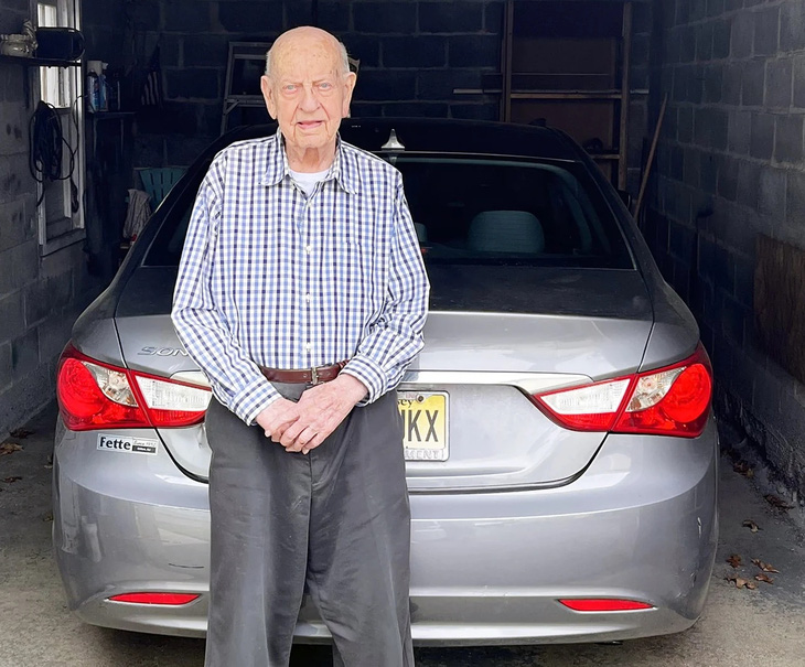 Cụ ông 109 tuổi vẫn lái ô tô hằng ngày, bí quyết rất đơn giản - Ảnh 1.
