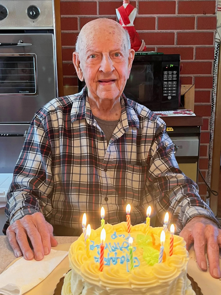 Cụ ông 109 tuổi vẫn lái ô tô hằng ngày, bí quyết rất đơn giản - Ảnh 3.