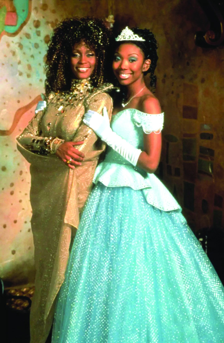 Whitney Houston (trái) và Brandy Norwood trong Cinderella (1997).  Ảnh: IMDB