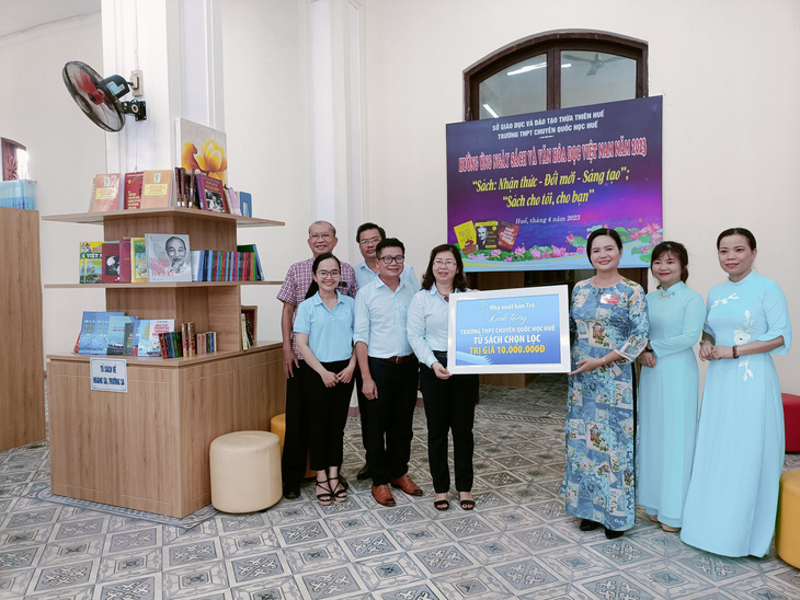 Tặng sách và bản đồ về di sản Hồ Chí Minh cho Trường THPT chuyên Quốc Học Huế - Ảnh 1.