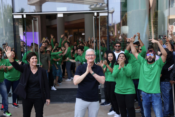 CEO Apple Tim Cook dự lễ khai trương cửa hàng bán lẻ đầu tiên của Apple tại Mumbai, Ấn Độ, ngày 1-4-2023. Ảnh: reuters.com