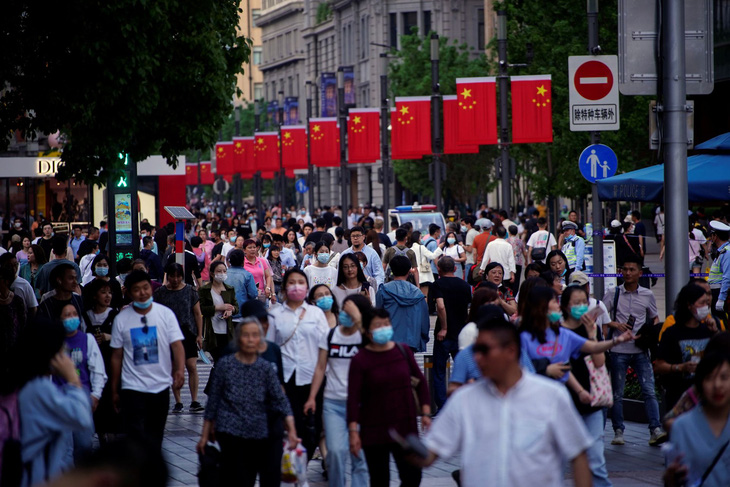 Người dân đi trên phố đi bộ Nam Kinh tại Thượng Hải, Trung Quốc - Ảnh: REUTERS