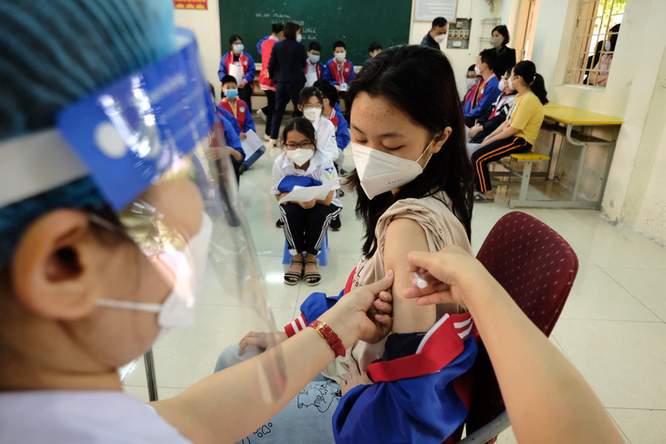 Tiêm vắc xin COVID-19 cho trẻ tại Hà Nội - Ảnh: NAM TRẦN