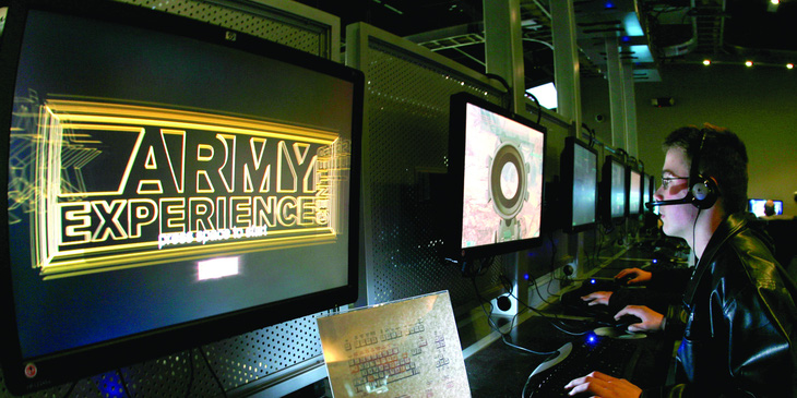 Một thanh niên chơi Call of Duty 4 trong khu vực quảng bá của U.S. Army Experience Philadelphia, Pennsylvania. Ảnh: Reuters