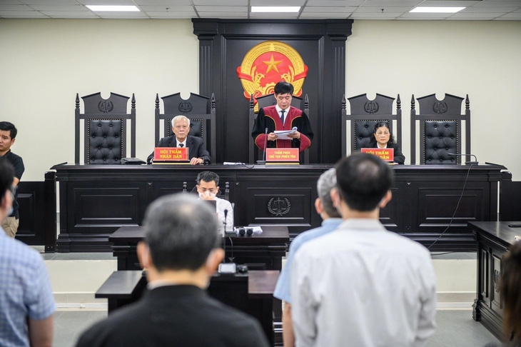 Hơn 14g hội đồng xét xử bắt đầu công bố bản án đối với ông Nguyễn Quang Tuấn và 11 người khác - Ảnh: GIANG LONG