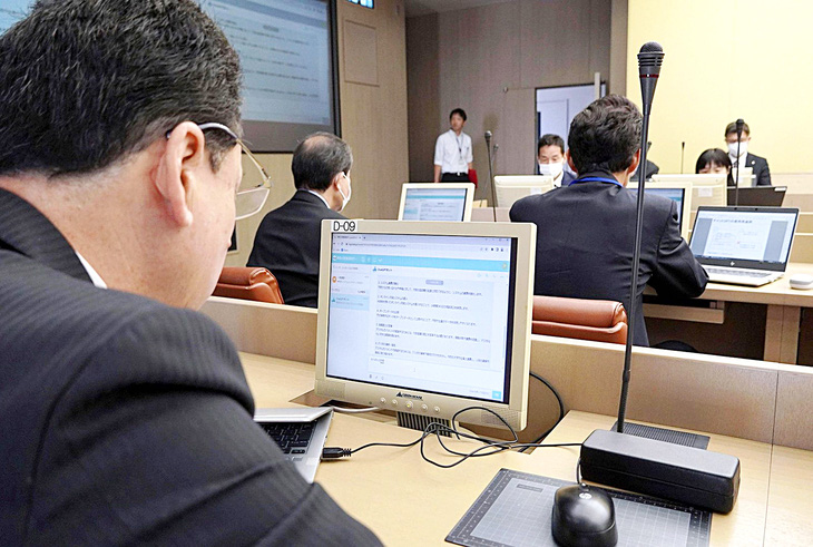 Quan chức Yokosuka (Nhật Bản) sử dụng nền tảng ChatGPT trong giờ làm việc vào ngày 20-4 - Ảnh: KYODO NEWS