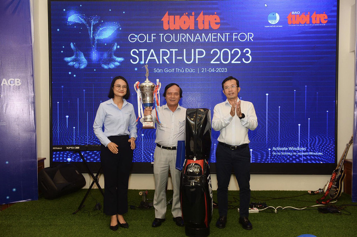 Golfer Nguyễn Tự Nguyện nhận giải vô địch -Ảnh: Quang Định
