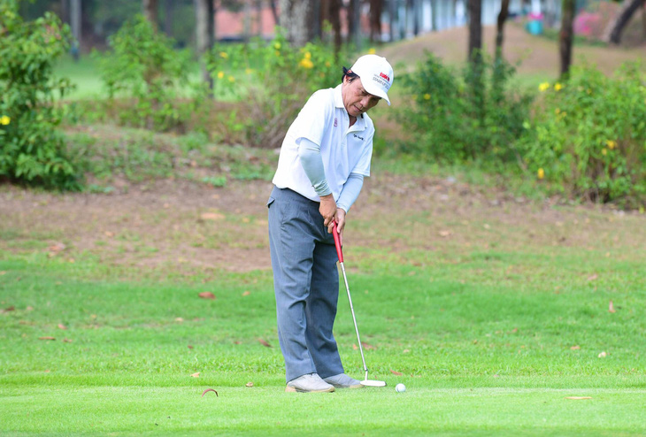 Golfer Nguyễn Tự Nguyện thực hiện cú đánh tại giải - Ảnh: Quang Định