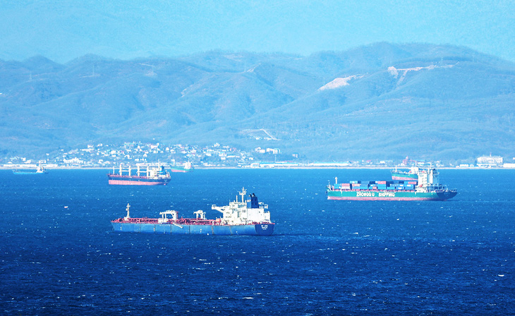 Các tàu chở hàng ở vịnh Nakhodka, gần thành phố cảng Nakhodka (Nga) trong ảnh chụp vào tháng 12-2022 - Ảnh: REUTERS