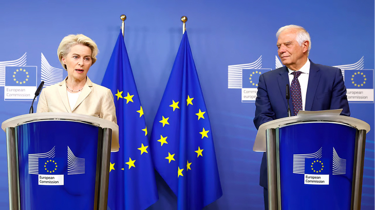 Chủ tịch Ủy ban châu Âu Ursula von der Leyen (trái) và Phó chủ tịch Josep Borrell công bố đề xuất áp mức giá trần với dầu mỏ Nga vào ngày 28-8-2022 - Ảnh: EPA-EFE