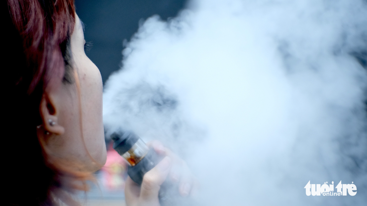 Nồng độ nicotine trong thuốc lá điện tử cao hơn thuốc lá điếu và khói cũng nhiều hơn - Ảnh: NGỌC PHƯỢNG