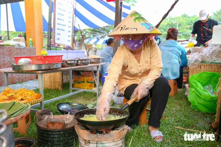 Các đầu bếp không ngưng tay để kịp làm ra những phần ăn nóng hổi - Ảnh: PHƯƠNG QUYÊN