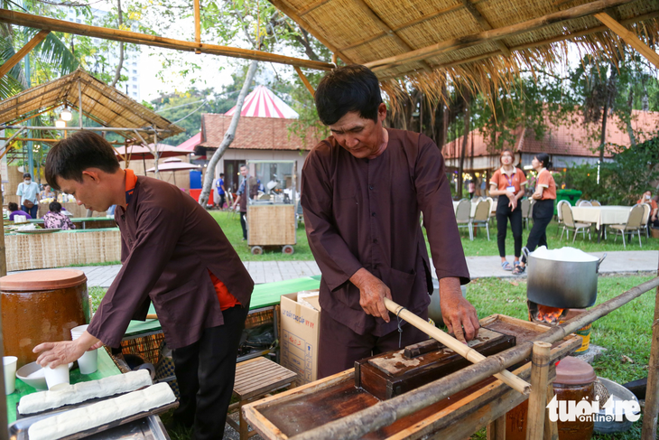 Quy trình làm đậu hũ được thực hiện ngay tại lễ hội - Ảnh: PHƯƠNG QUYÊN