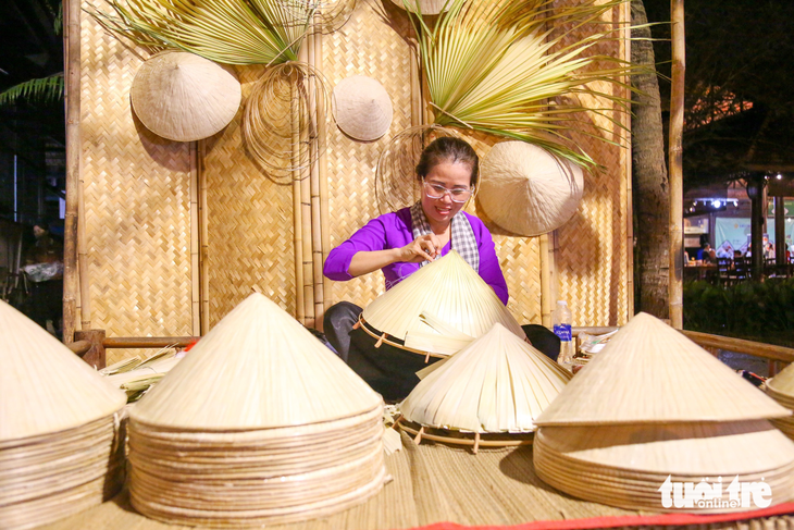 Nghệ nhân Ánh Hồng (Bình Định) đến với lễ hội để quảng bá nghề làm nón lá mà cô gắn bó 30 năm qua - Ảnh: PHƯƠNG QUYÊN