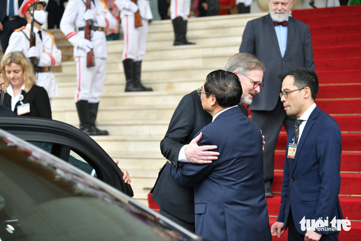 Thủ tướng Phạm Minh Chính và Thủ tướng Czech Petr Fiala dành cho nhau những cái ôm sau hội đàm - Ảnh: NAM TRẦN