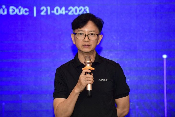 Ông Phạm Mạnh Khôi, giám đốc khối quản trị nguồn nhân lực của FE Credit chia sẻ quan điểm về khởi nghiệp - Ảnh: Quang Định