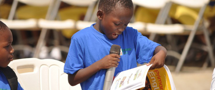 Trẻ em đọc sách cho thính giả tại Lễ hội đọc ở thành phố Cape Coast, miền nam Ghana. Ảnh: Daniel Abban