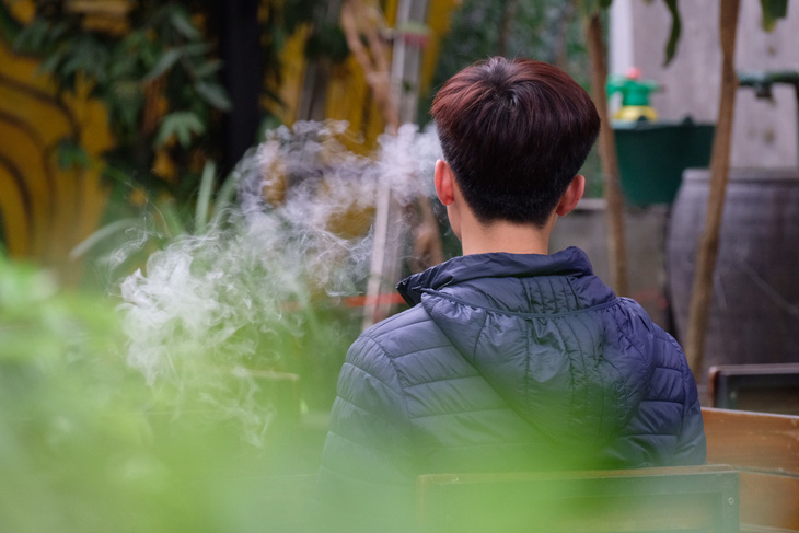 Một học sinh ở Hà Nội đang sử dụng thuốc lá điện tử - Ảnh: NGUYÊN BẢO