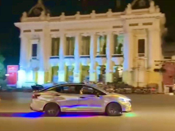 Tài xế Thắng lái ô tô drift trước Nhà hát lớn Hà Nội - Ảnh cắt từ clip