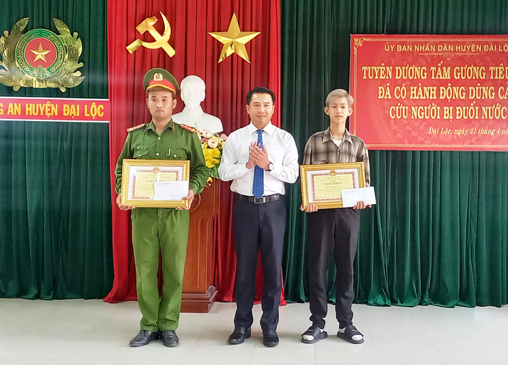 Khen thưởng đại úy Nguyễn Phước Đạt bơi ra sông cứu người tự tử - Ảnh 1.