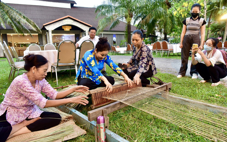 Vì sao làng nghề dệt chiếu An Phước bị tỉnh thu hồi bằng công nhận cấp cách đây 20 năm? - Ảnh 11.