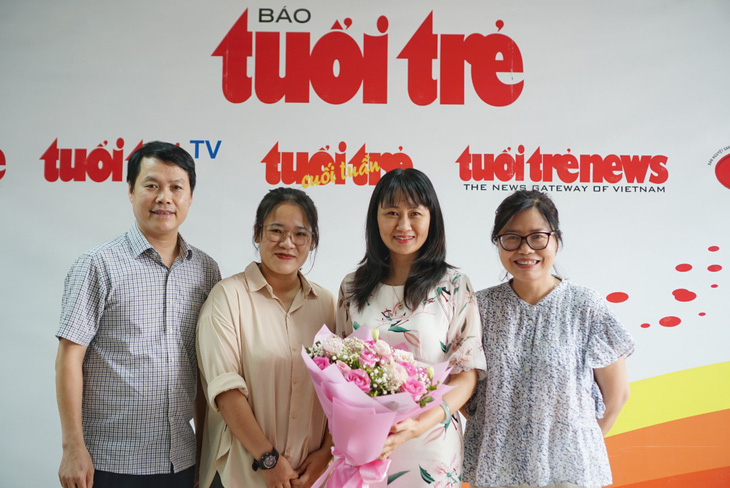 Dr. Dang Thanh Huyen - deputy head of the National Expanded Immunization Office (second from right) attended the consultation session - Photo: NGUYEN HIEN