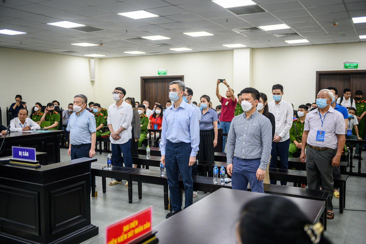 Bác sĩ Nguyễn Quang Tuấn cùng 11 người khác nghe tòa tuyên án chiều 21-4 - Ảnh: GIANG LONG
