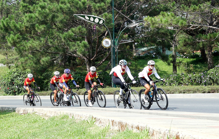 Đội tuyển xe đạp nữ Việt Nam tập huấn tại TP Đà Lạt chuẩn bị  SEA Games 32 - Ảnh: T.P.