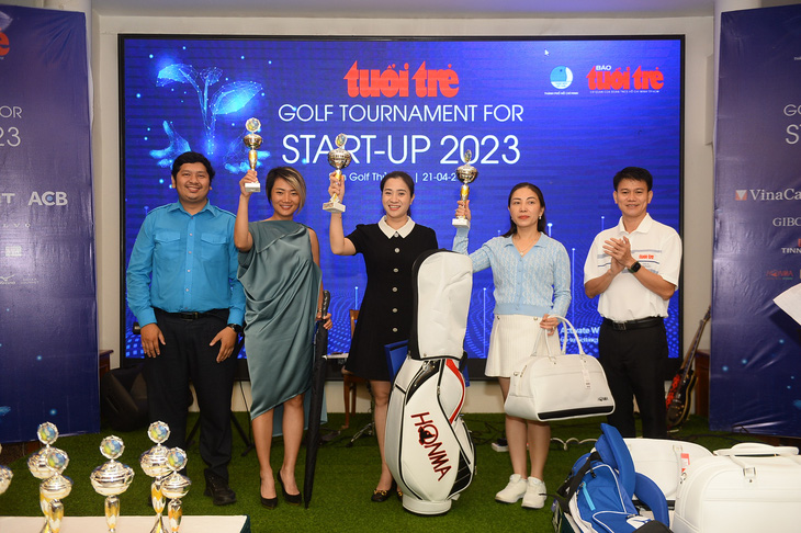 Các golfer nữ nhận giải trong đêm gala - Ảnh: QUANG ĐỊNH