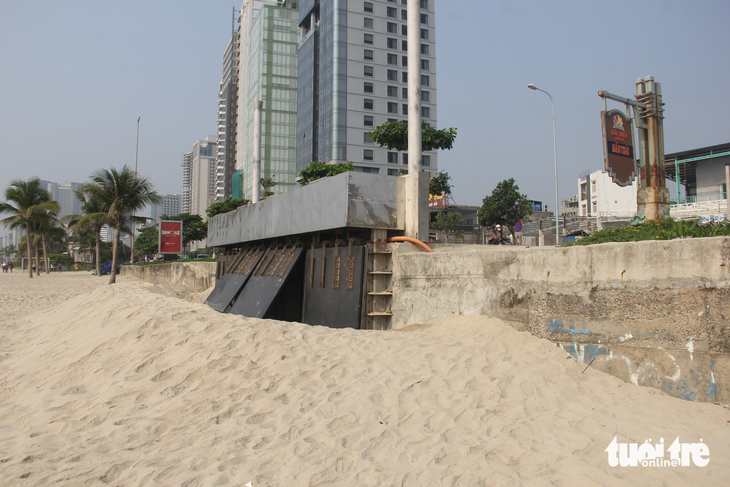 Cống thải tại bãi tắm Mân Thái, bờ biển phía Đông có trạm bơm, van điều tiết để ngăn không cho nước thải ra biển 