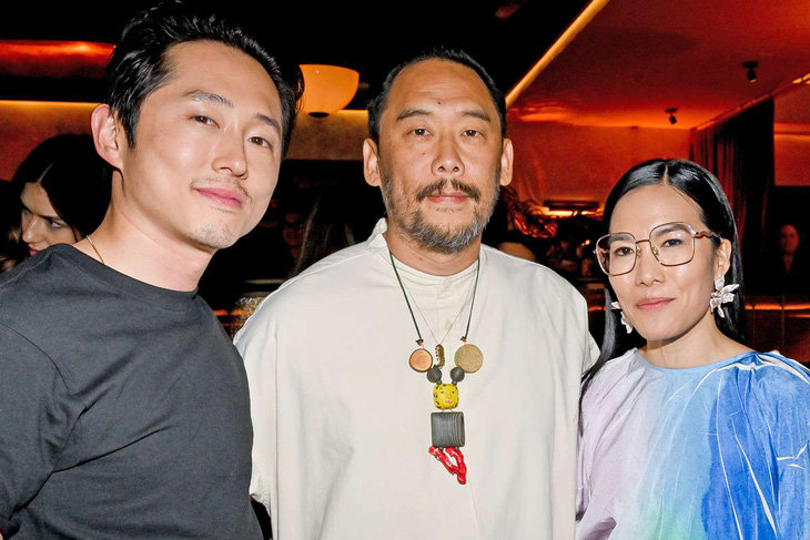 David Choe (giữa) cùng hai diễn viên chính Steven Yeun và Ali Wong - Ảnh: Getty Images