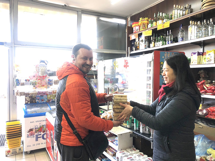 Một khách Ba Lan mua nem rán tại cửa hàng của anh chị Phương - Oanh ở Warsaw (Ba Lan) - Ảnh: NVCC