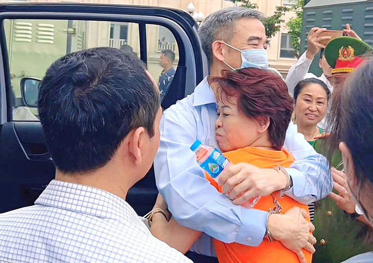 Người thân ôm chia tay ông Nguyễn Quang Tuấn sau phiên tòa  - Ảnh: DANH TRỌNG