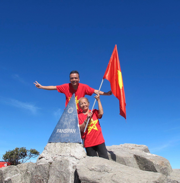 Trong nhiều vùng đất hai mẹ con đã đến: lần lên nóc nhà Đông Dương - đỉnh Fansipan (Sa Pa, Lào Cai) - Ảnh: NVCC