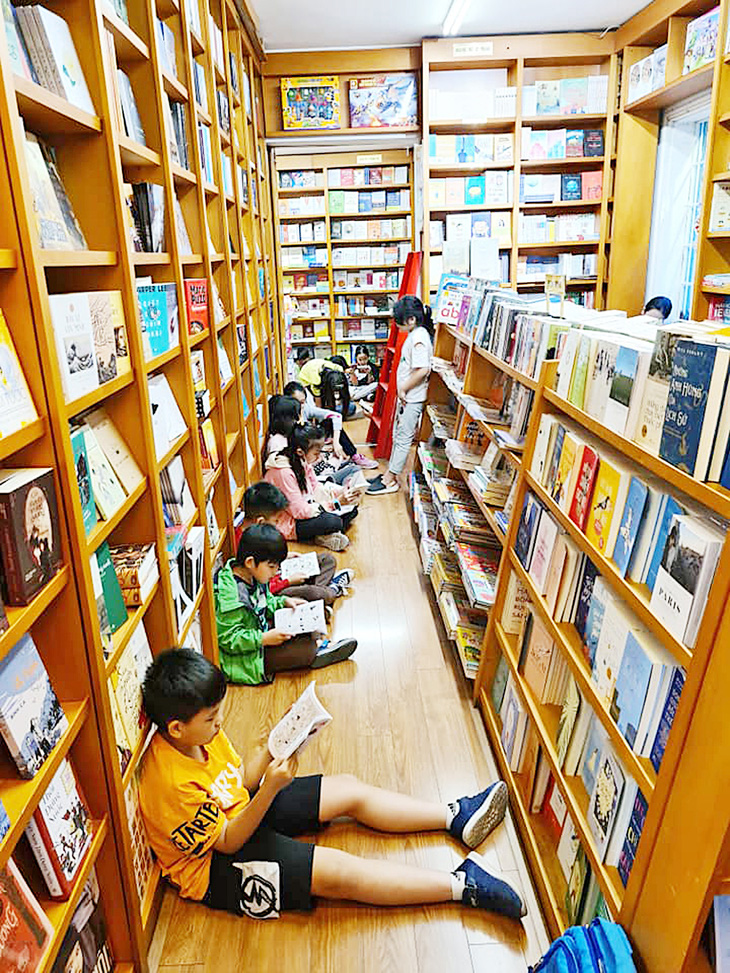 Các độc giả nhí đọc sách tại một hiệu sách của Nhã Nam - Ảnh: N.N.