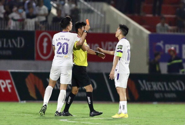 Văn Quyết nhận thẻ đỏ trong trận CLB Hà Nội gặp Bình Định tại vòng 7 V-League 2023 - Ảnh: DŨNG NGUYỄN