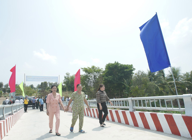 Người dân địa phương phấn khởi khi được lưu thông trên cầu bê tông kiên cố - Ảnh: Nam A Bank