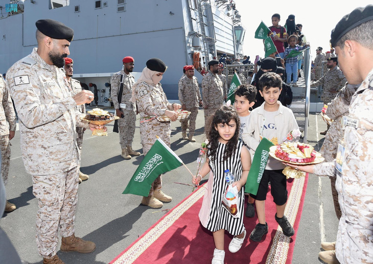 Trẻ em được đón tiếp trên tàu của Hải quân Saudi Arabia để sơ tán khỏi Sudan - Ảnh: REUTERS