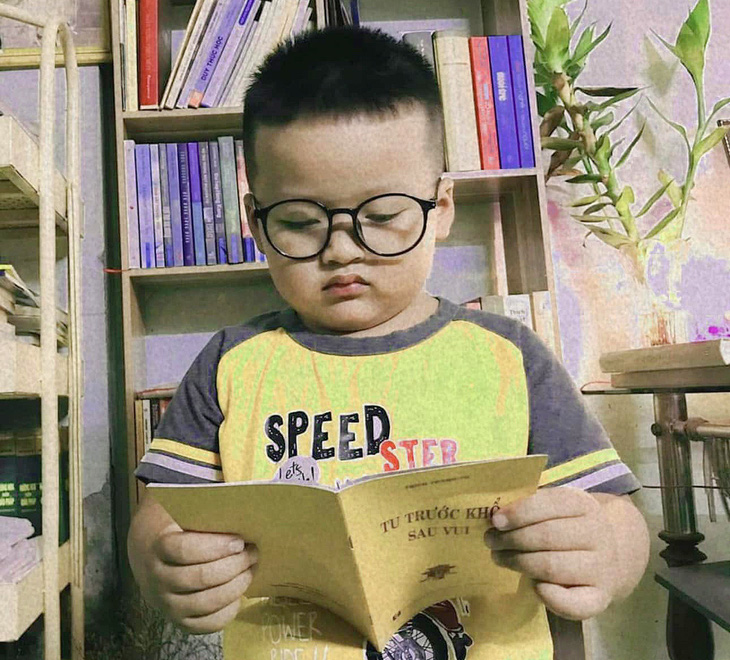 Cần để con trẻ được nghe đọc sách, tiếp xúc với sách từ sớm - Ảnh: T.KHÔI