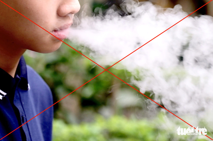 Ngày càng có nhiều người trẻ, học sinh, sinh viên sử dụng thuốc lá điện tử - Ảnh: NGUYÊN BẢO