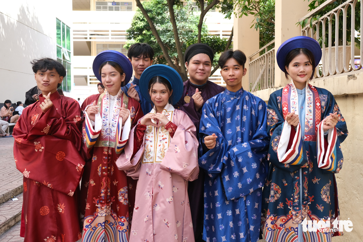 Sinh viên TP.HCM thích thú với trang phục xưa của người Việt - Ảnh 2.