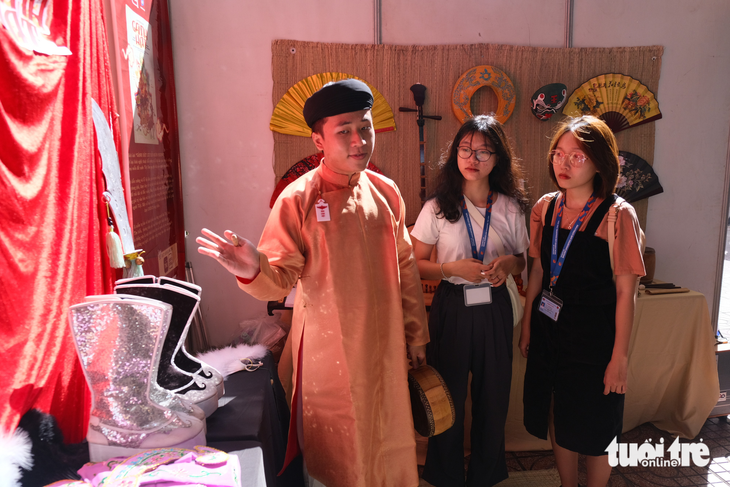 Sinh viên TP.HCM thích thú với trang phục xưa của người Việt - Ảnh 5.