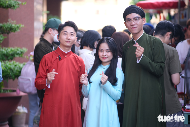 Sinh viên TP.HCM thích thú với trang phục xưa của người Việt - Ảnh 6.