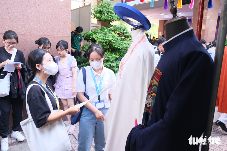 Sinh viên TP.HCM thích thú với trang phục xưa của người Việt - Ảnh 7.