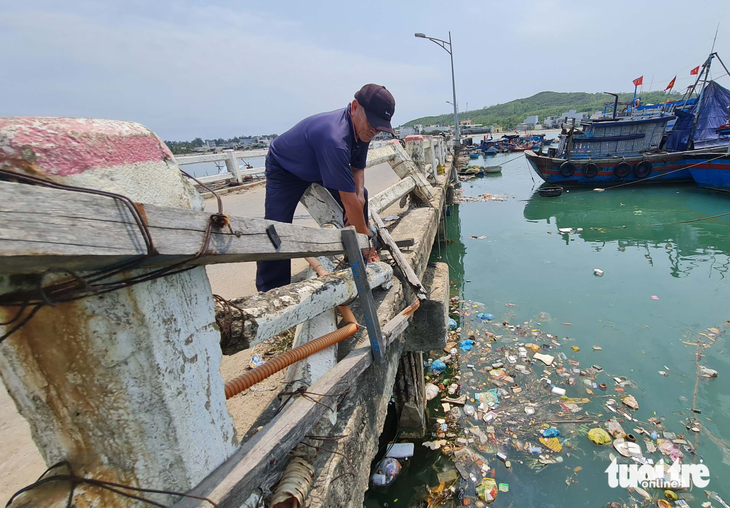 Một đoạn thành cầu bị gãy, bê tông rệu rã